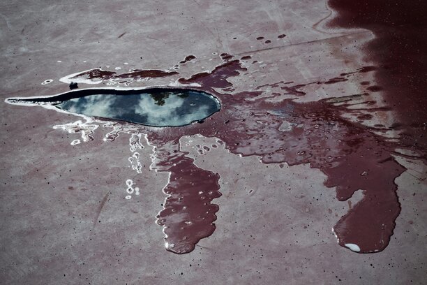Ölfleck am Kellerboden als Hinweis auf eine Tankhavarie