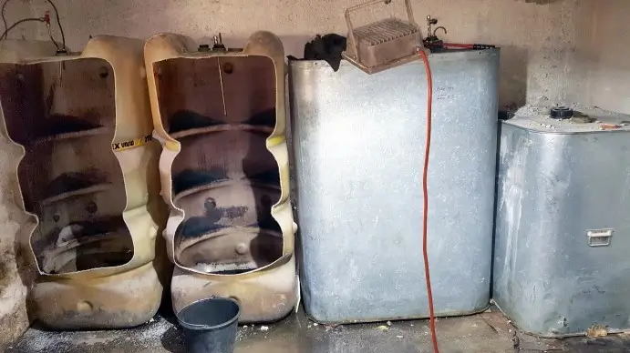 Fachbetrieb reinigt einen Heizöltank im Keller